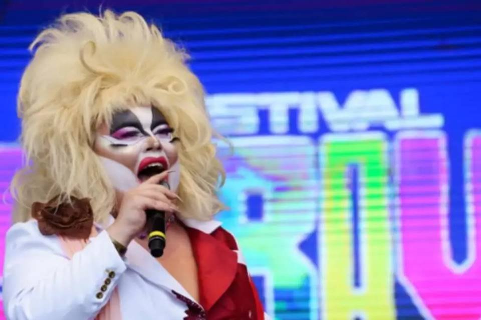 Imagem mostra a drag queen Suzaninha, que teve medalha negada - Metrópoles