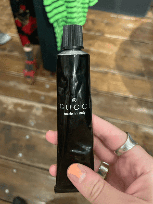 Na imagem com cor, um tubo de pasta de dente preta da Gucci - Metrópoles