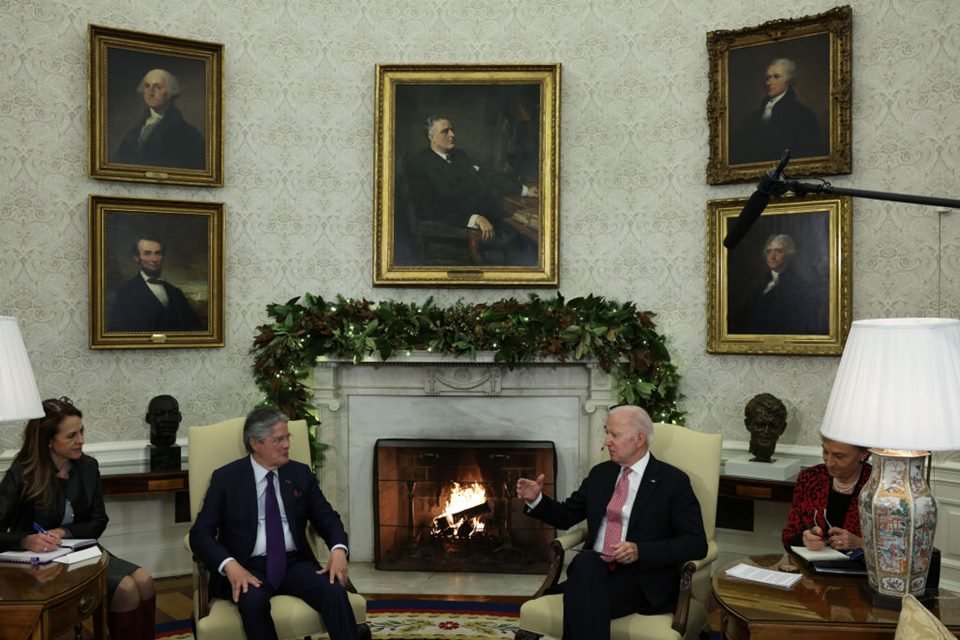 Imagem colorida de Guilermo Lasso (a esquerda) e Joe Biden (a direita) - Metrópoles