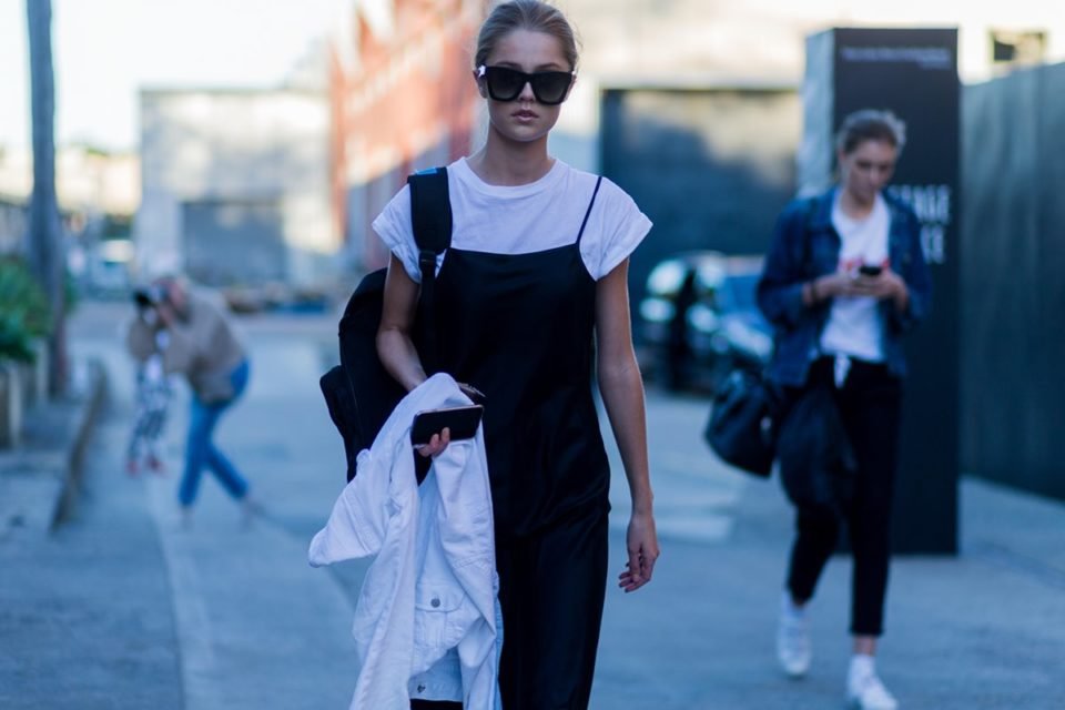 Mulher andando na rua com roupas em preto e branco - Metrópoles