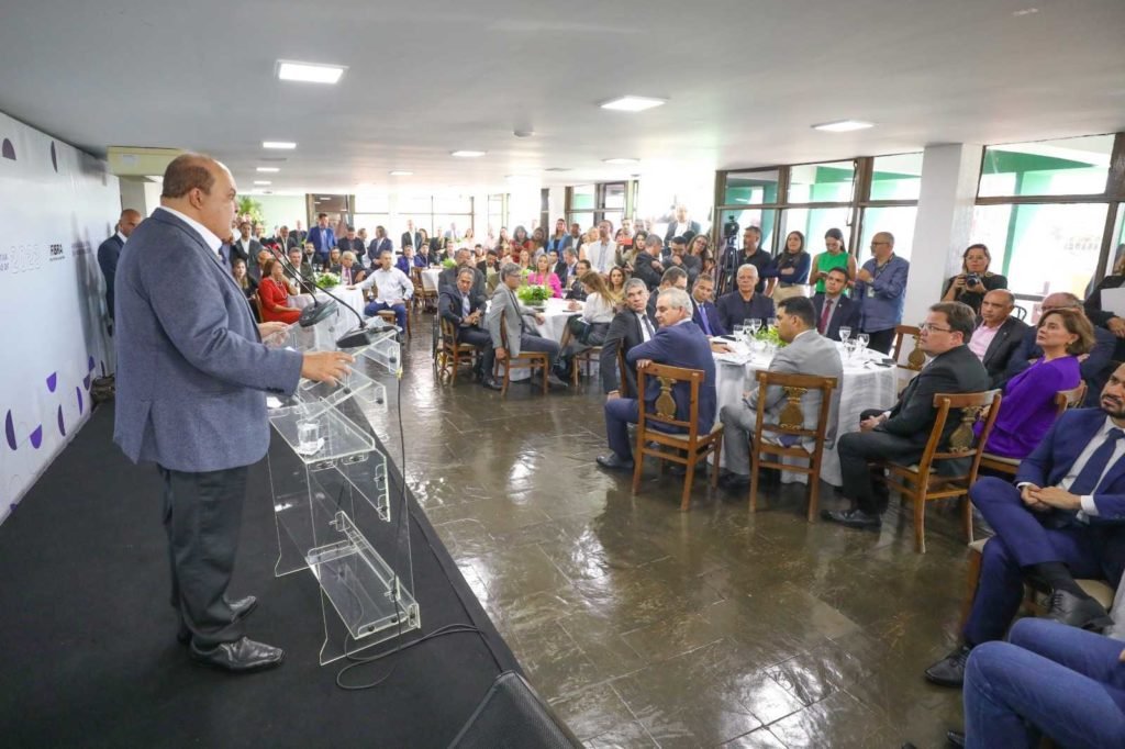 Governador Ibaneis Rocha discursa em púlpito