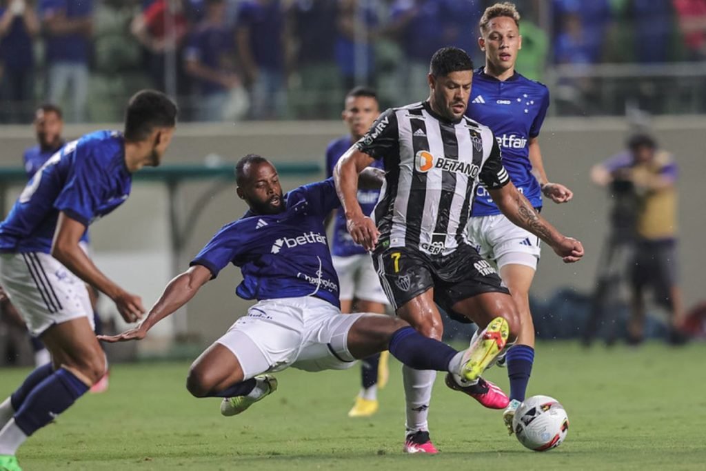 Jogadores de Cruzeiro e Atlético-MG em jogo do Campeonato Mineiro - Metrópoles