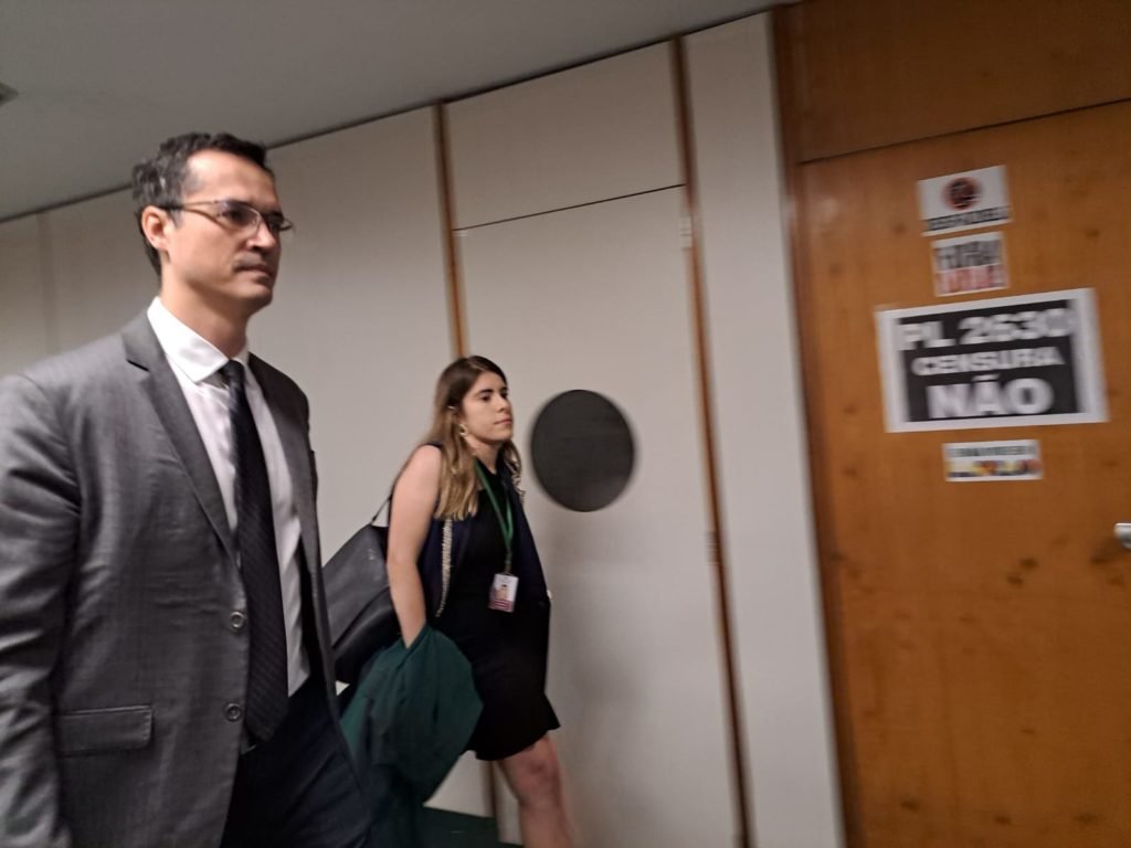 Deltan Dallagnol chega ao seu gabinete / Metrópoles