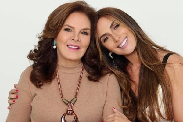 Foto colorida de Nicole Bahls e sua mãe, Vera Barbosa - Metrópoles