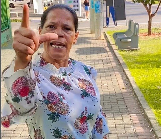 Irmã Mônica em frente a posto de gasolina