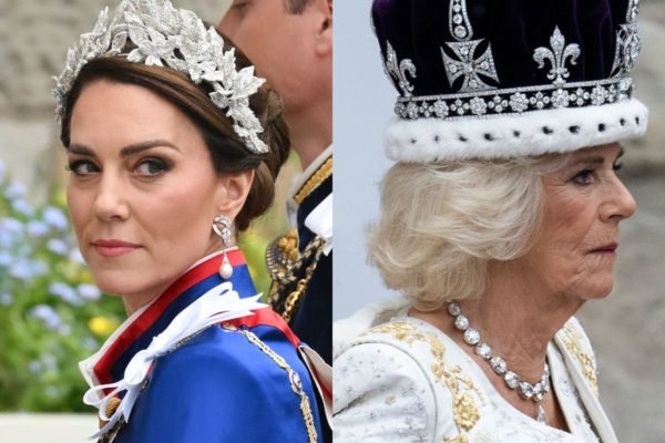 Foto colorida de duas mulheres brancas, uma com tiara e outra com coroa. Elas estão com joias - Metrópoles