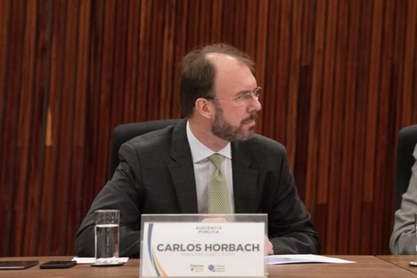 Foto colorida do ministro Carlos Horbach, em sessão no TSE