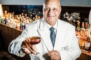 Na foto, o bartender Derivan Ferreira de Souza, mestre da coquetelaria brasileira - Metrópoles