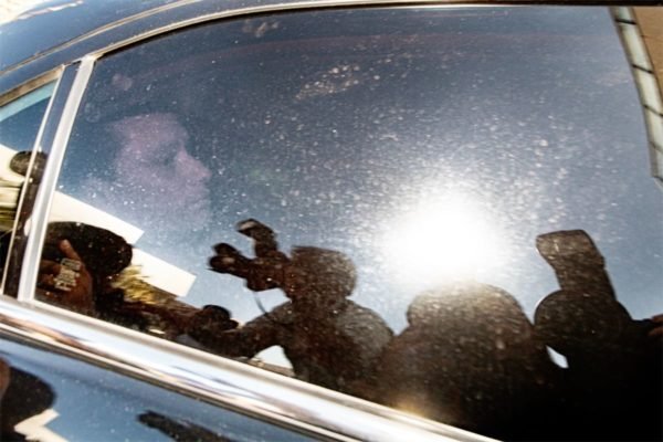 imagem de Mauro Cid dentro de carro deixando a Polícia Federal (PF)