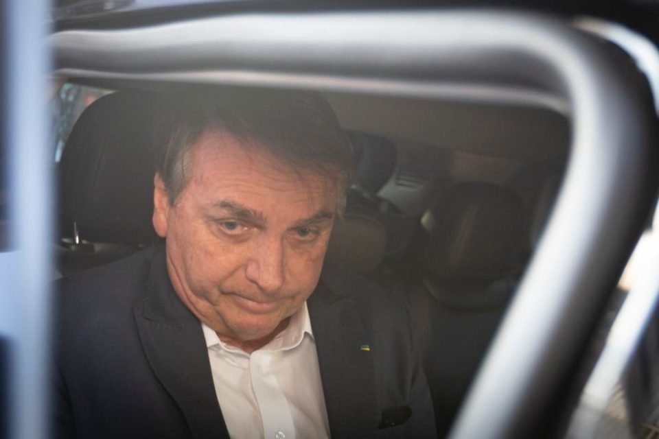Ex-presidente Jair Bolsonaro entre no carro após sair doSenado Federal - metrópoles