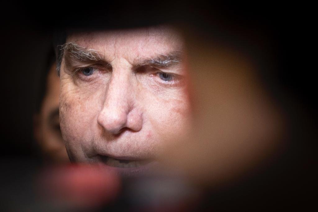Foto do rosto de Jair Bolsonaro, emoldurado por sombra -- Metrópoles