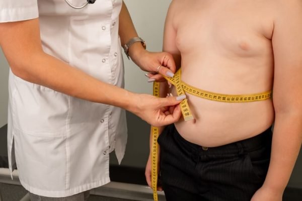 Adolescente obeso, nutricionista mede a barriga de jovem obeso - Metrópoles
