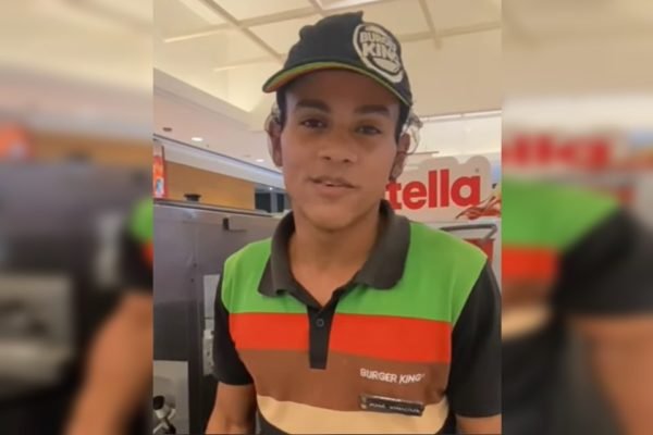 Funcionário do Burger King diz ter urinado na roupa por não poder