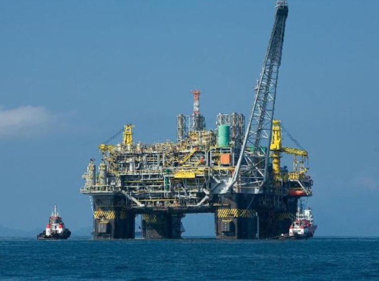 imagem colorida de plataforma de petróleo em alto mar petrobras - Metrópoles