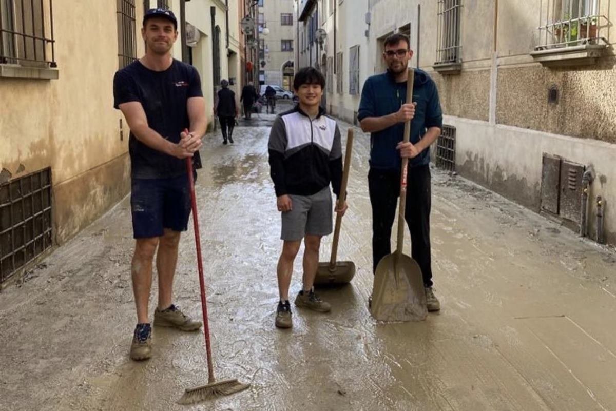 日本人運転手が洪水後のファエンツァの通りの住民の清掃を手伝う | 大都市