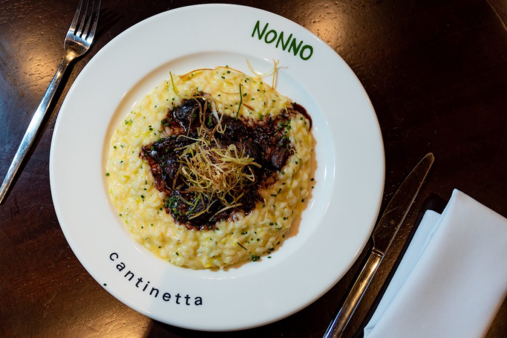 Na foto, um prato branco com comida - Metrópoles
