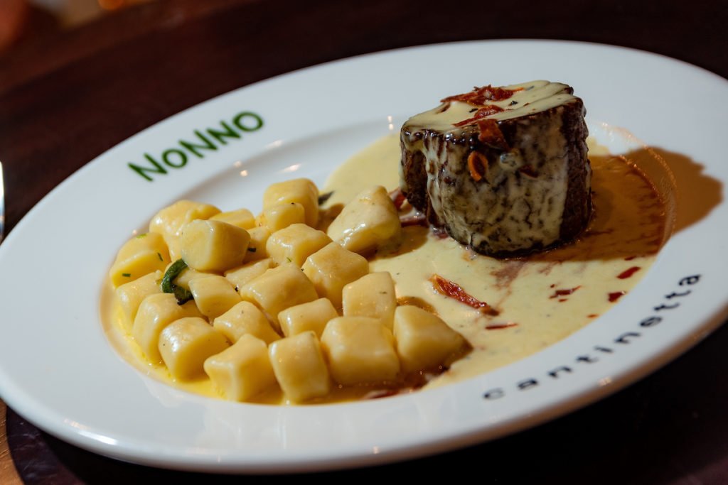 Na foto, um prato branco com comida - Metrópoles