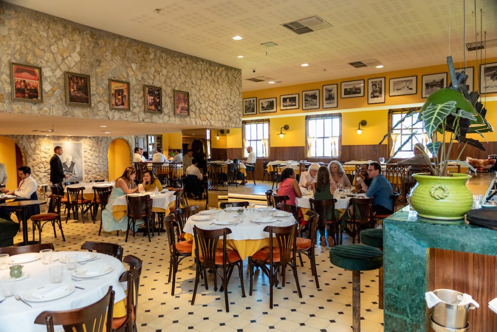 Na foto, o interior de um restaurante - Metrópoles