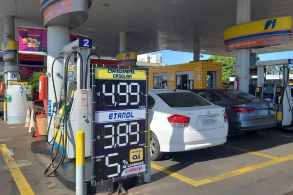 Preço da gasolina baixa e cai a R$ 6,47 no DF. Saiba onde