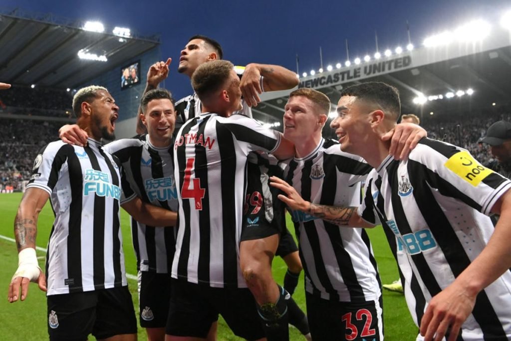 Arsenal derrota Newcastle e fica a um ponto do líder Manchester