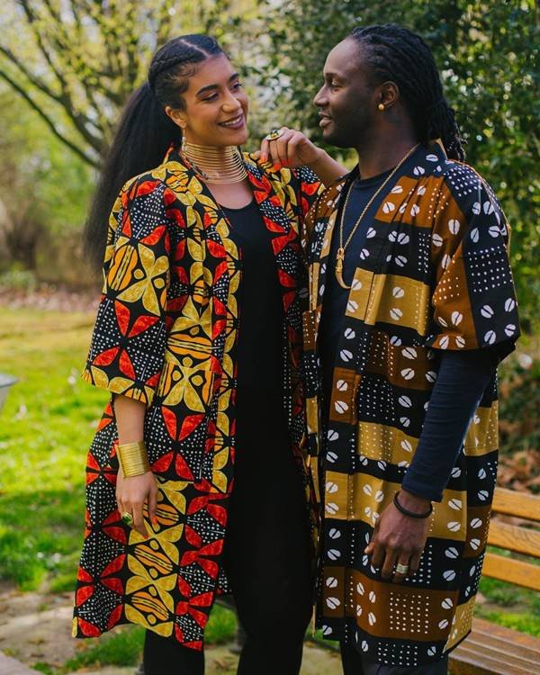 Casal de homem e mulher negros usa looks com estampas africanas - Metrópoels