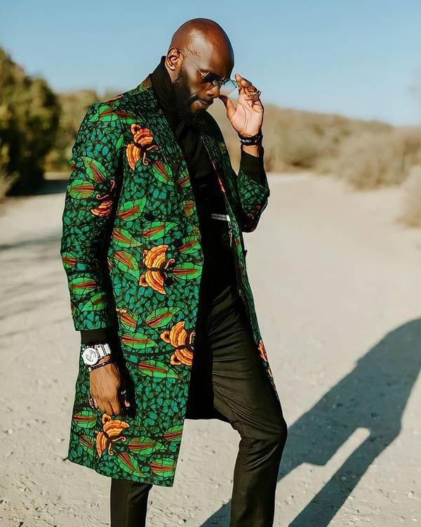Homem negro usa blazer alongado verde com estampa africana - Metrópoles