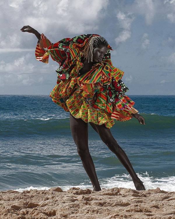 Campanha com look colorido e estampa africana. Mar ao fundo - Metrópoles