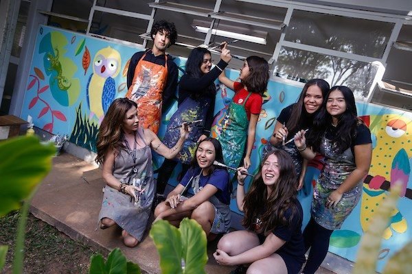 Alunos pintam muros de colégio de Londrina com temática afro