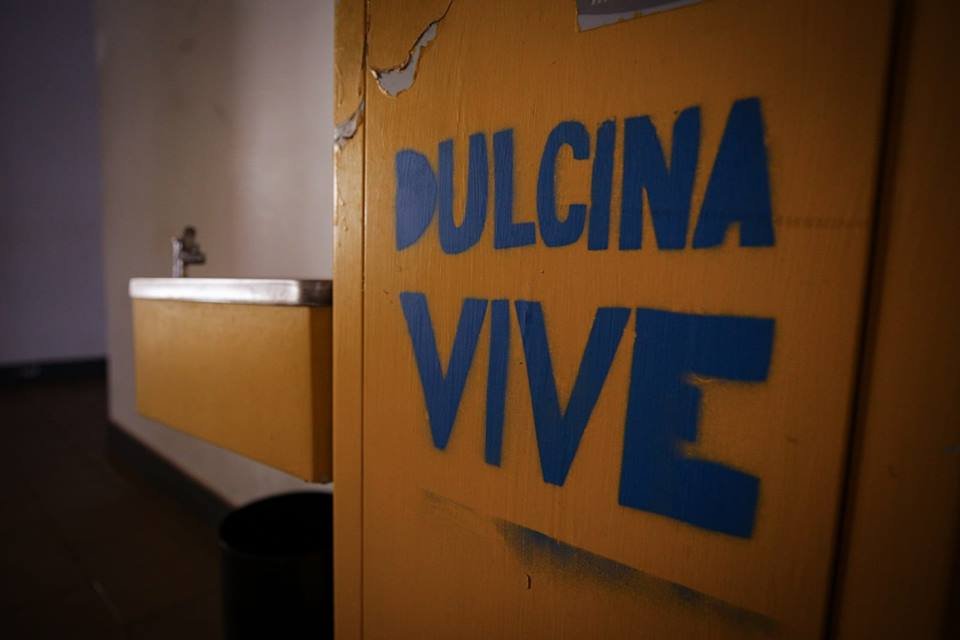 Bebedouro amarelo com os escritos Dulcina Vive