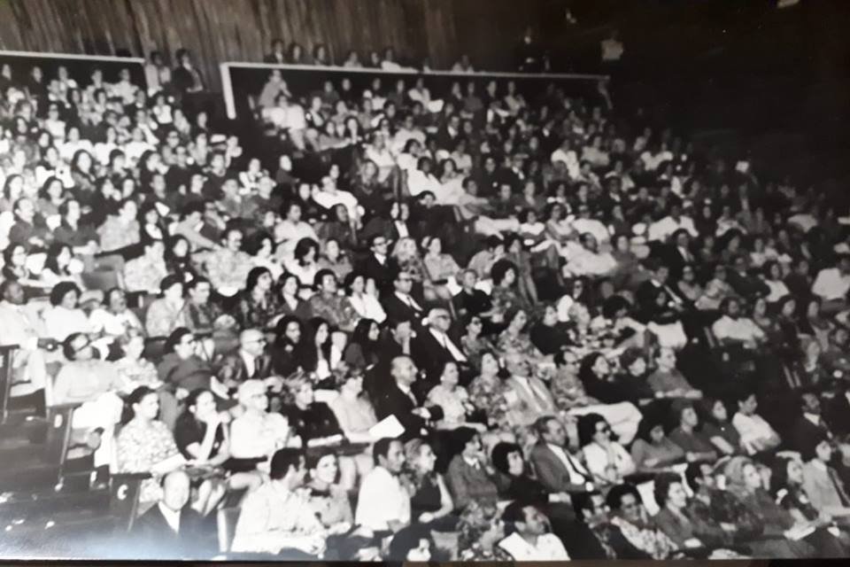 Fotografia em preto em branco da plateia do teatro Dulcina