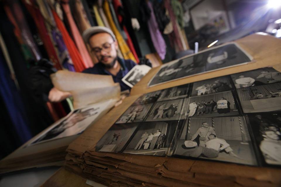 em cartas, álbuns e documentos, homem revira acervo
