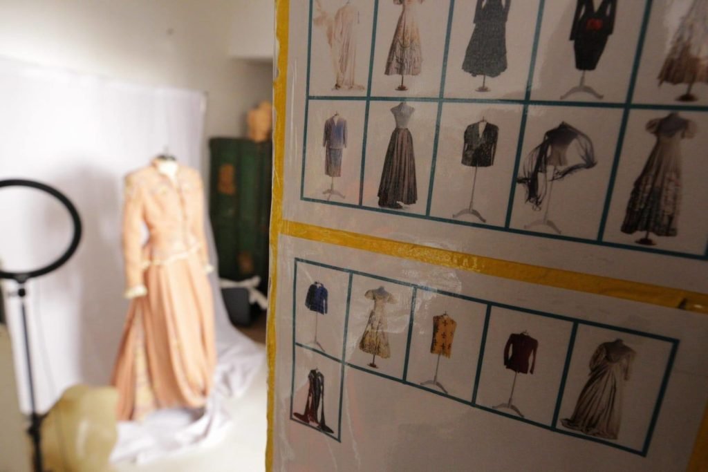 Fotografias das pelas de roupa e exibição de um vestido salmão para mostruário