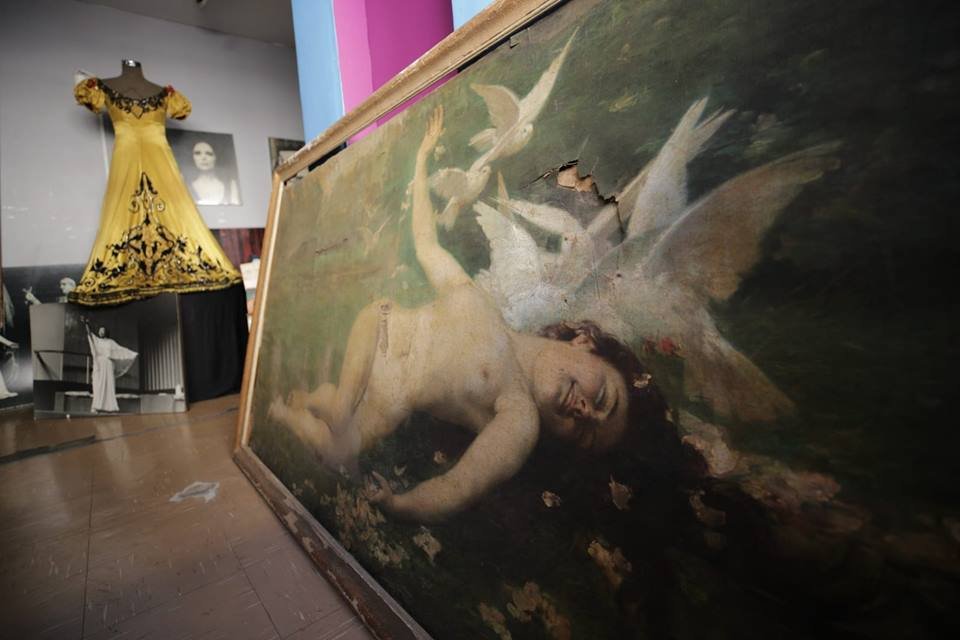 Obra de arte e vestido exibidos dentro do prédio de Dulcina