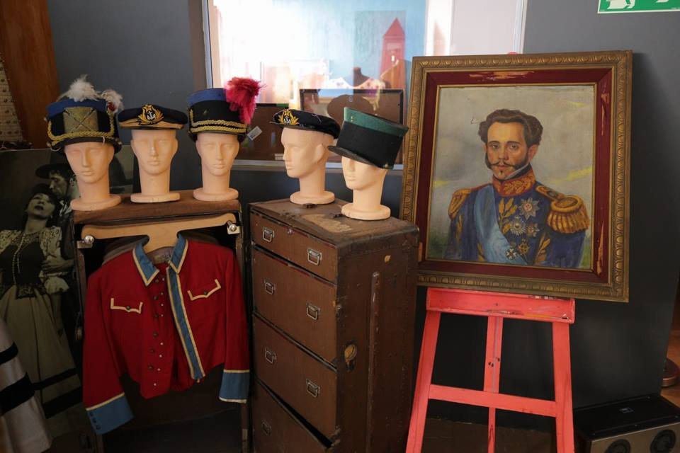 quadro e chapéus raros no teatro Dulcina