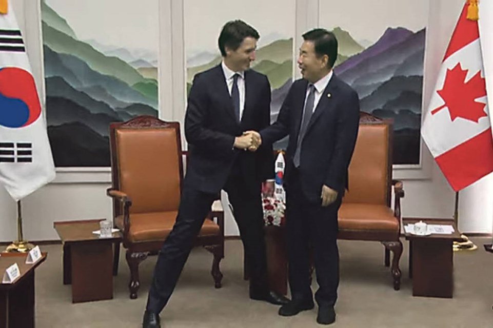 Canadian Prime Minister divides opinion by taking photo with ‘legs spread’