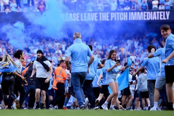 Torcida do Manchester City protesta contra a Premier League após acusações