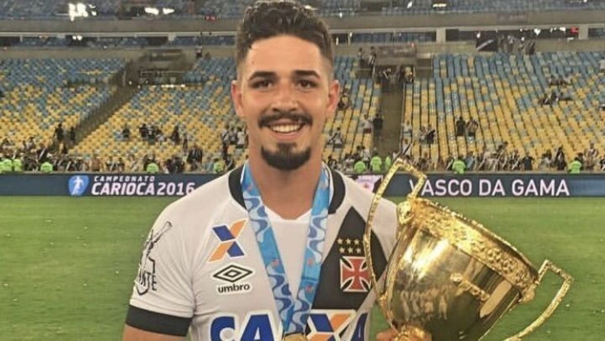 ex-jogador-do-vasco-morre-em-acidente-de-carro-metr-poles