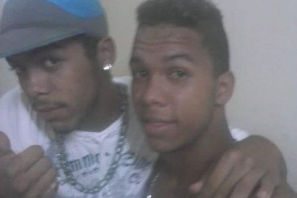 Imagem colorida de irmãos gêmeos, um deles matou o outro a facadas na Paraíba - Metrópoles