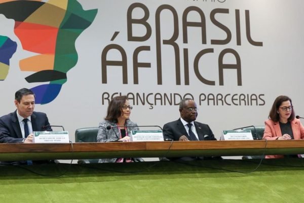 Imagem mostra encontro em que governo anunciou a retomada de parcerias entre o brasil e países africanos - Metrópoles