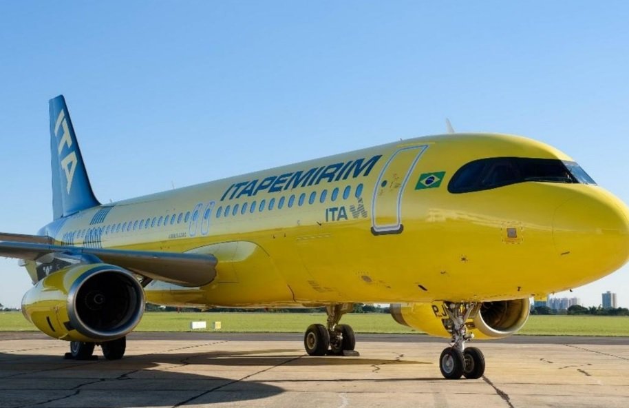 Imagem colorida de avião da Itapemirim, na cor amarela, na pista de pouso de aeroporto