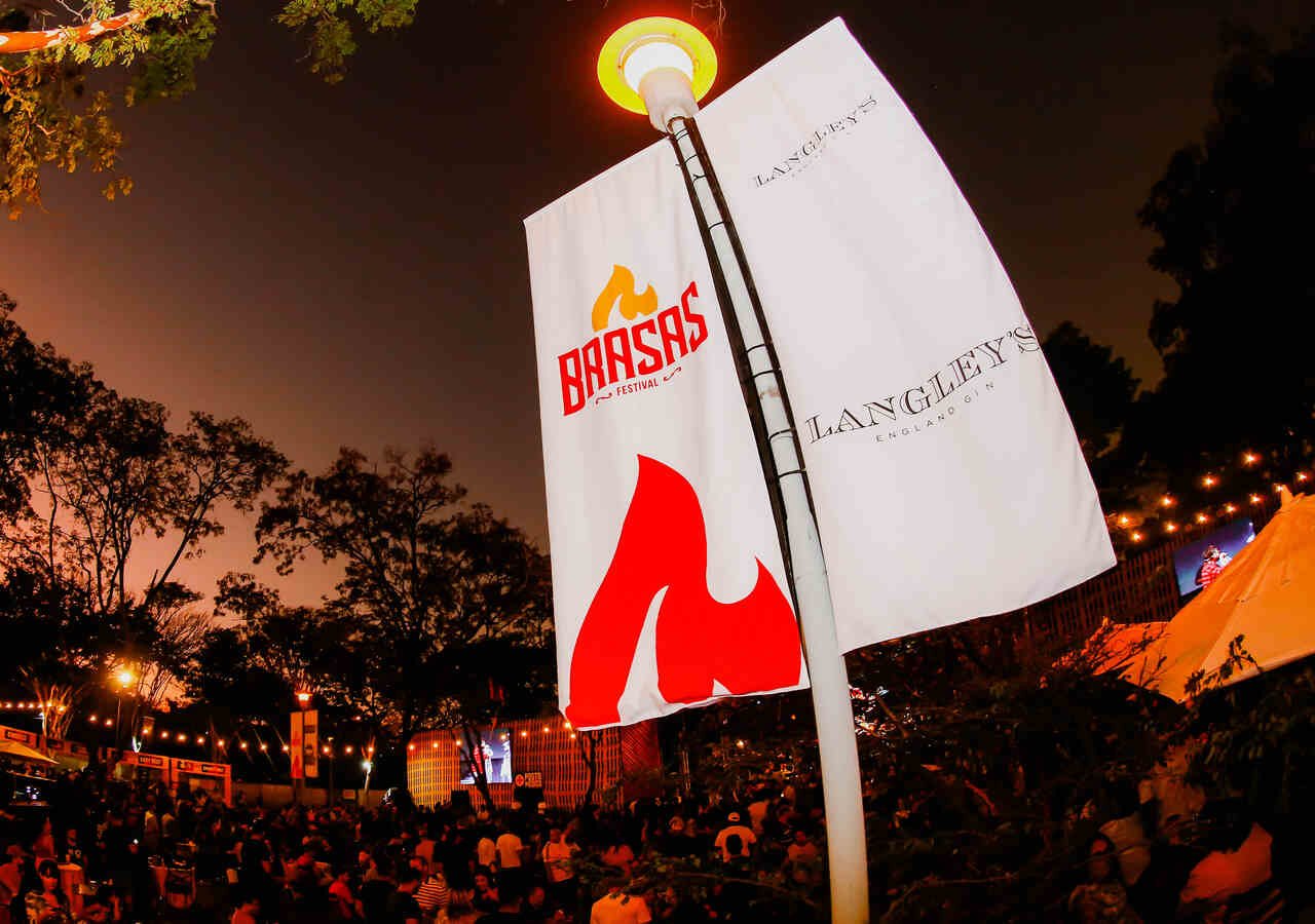 Na foto, uma bandeira indicativa do Brasas Festival - Metrópoles