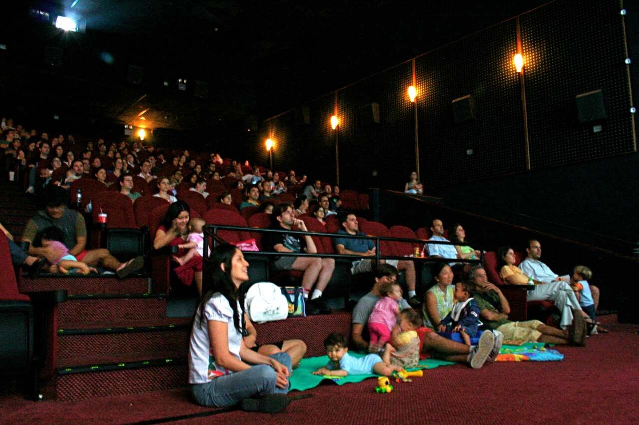 Na foto, uma sala de cinema com mães e bebês - Metrópoles