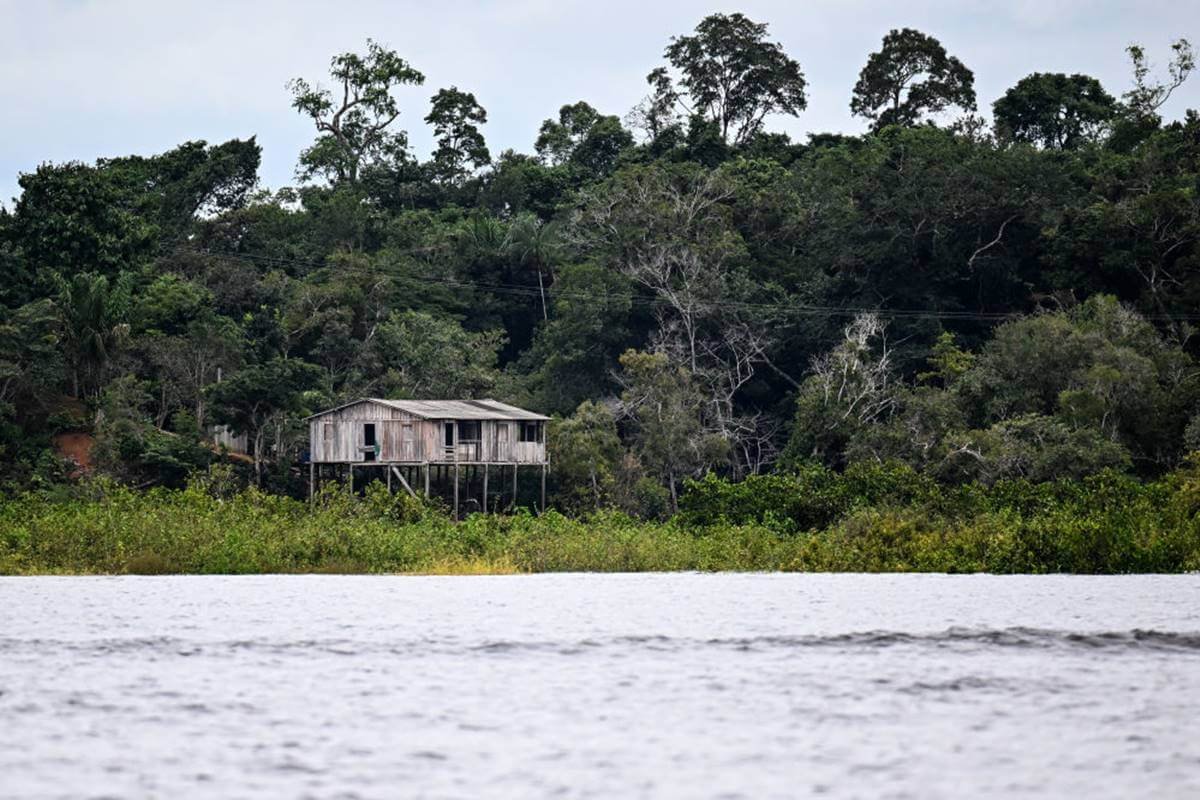 Sa&uacute;de e FAB levam rem&eacute;dios e atendimento a ribeirinhos no Rio Negro |  Metr&oacute;poles