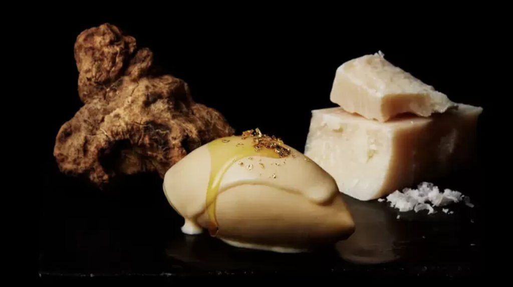 na foto, vários ingredientes de sorvete em um fundo preto - Metrópoles