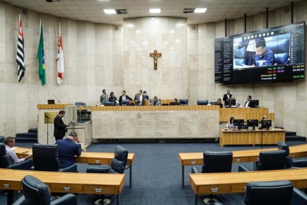 Imagem colorida mostra vereadores no plenário da Câmara Municipal de São Paulo - Metrópoles