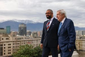 James Cleverly (à esq.) com o ministro das Relações Exteriores do Chile, Alberto Van Klaveren