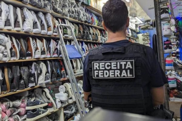 Polícia apreende roupas e bonés falsificados no Brás, no centro de SP -  Notícias - R7 São Paulo