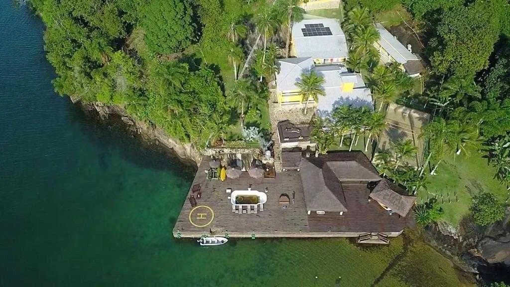 mansão disputada por Flávio Bolsonaro e advogado Willer Thomaz em ilha paradisíaca