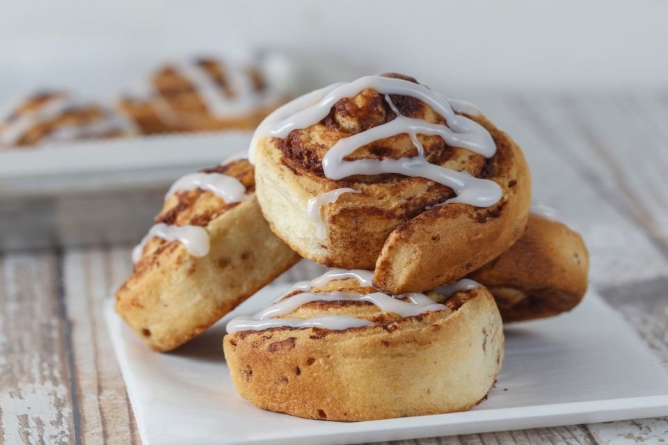 Cinnamon roll é um pãozinho doce de canela que foi criado na