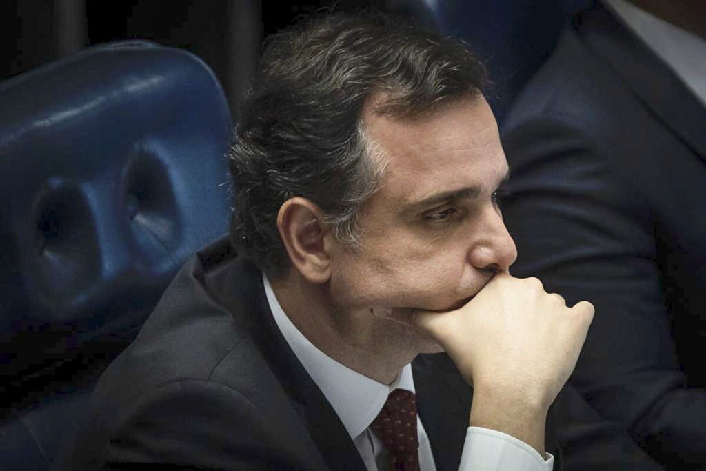 Presidente do Congresso Nacional, Rodrigo Pacheco (PSD), na mesa da presidência no plenário do Senado